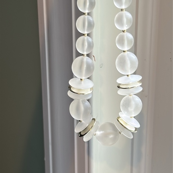 Clear White Silver Gold Beaded Necklace Versatile Excellent Condition - Picture 3 of 8